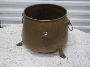 lot 25 image: Old English Paw Foot Brass Planter