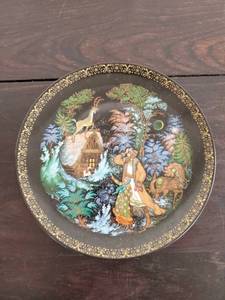 lot 198 image: Collectible Plate