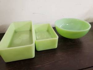 lot 212 image: Three Jadeite Containers