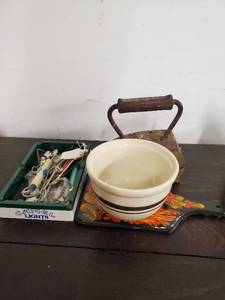 lot 218 image: Collection Of Vintage Dcor