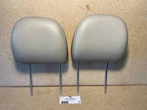 lot 17 image: 2005 Chrysler 300 Limited, Factory Tan Leatherette Front Seat Headrests