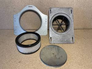 lot 23 image: Mr Gasket Scoop 4-Barrel Carburetor Adapter Spacer with air filter and cover