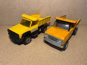 lot 46 image: Lot of 2 Vintage Tonka Dump Trucks, Steel construction, complete, and in working condition