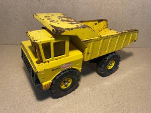 lot 67 image: Vintage Large Tonka Mighty-Max Dump Truck. Steel construction and in good condition