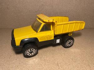 lot 71 image: Vintage Yellow Tonka Dump Truck with Yellow Bed, Steel construction, complete, and in working condition