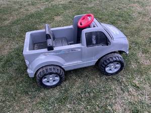 lot 73 image: Power-Wheels Ford F150 Rider Truck