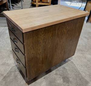lot 118 image: Oak center island with 25x42 butch...