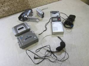 lot 23 image: (BSB) Vintage Sony Watchman 2 Walkm...