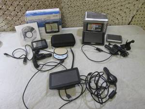 lot 38 image: (CS) Assorted GPS Units Garmin Tom ...