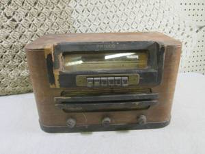 lot 65 image: (BS) Vintage Philco Model 42-327 Tu...