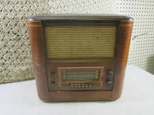 lot 66 image: (D-2) Vintage Silvertone Model 7033...