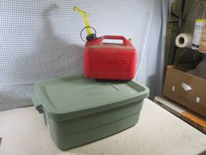 lot 179 image: (BR1) Rubbermaid 10 Gallon Tote wit...