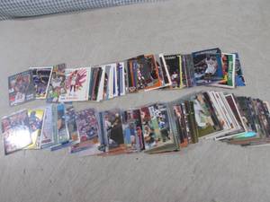 lot 191 image: (EC1) 100 Assorted Sports Cards 50 ...