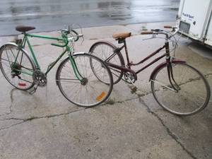 lot 200 image: (UE5) 2 Vintage Bicycles Schwinn Va...