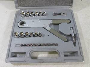 lot 267 image: (CS) 28pc Ratcheting Squeeze Wrench...
