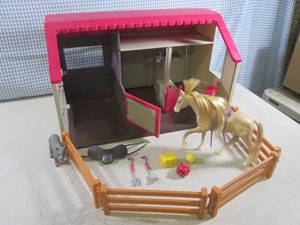 lot 276 image: (EW2) Play Horse Barn with Horse Fe...