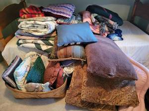 lot 81 image: Huge Lot of Blankets, Afghans, Quilts and Pillows - NO SHIPPING