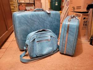 lot 87 image: Vintage American Tourister Hard Side Luggage Set - NO SHIPPING