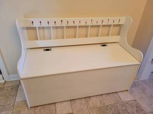 lot 90 image: Vintage Wood Seated Storage Bench - Includes Towels and More - NO SHIPPING