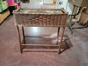 lot 95 image: Vintage Wicker Planter Box - NO SHIPPING