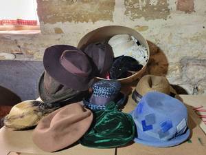 lot 96 image: Large Lot of Vintage Ladies and Mens Hats