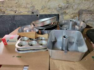 lot 97 image: Lot of Assorted Aluminum Baking Ware - Comet, Wear-ever and More - NO SHIPPING
