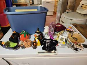 lot 99 image: Tote of Halloween Dcor and More - NO SHIPPING