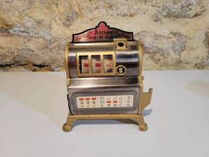 lot 115 image: Vintage WACO Slot-N-Lighter Mini Slot Machine  Lighter Tested and Reels Spin and it makes Spark