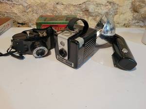 lot 116 image: Vintage Cameras - KODAK Brownie Hawkeye and Federal Fed-Flash w Original Box