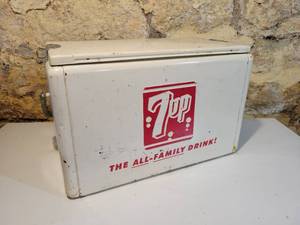 lot 132 image: Vintage 7-UP Metal Cooler - Made by Cronstroms MFG, Minneapolis MN