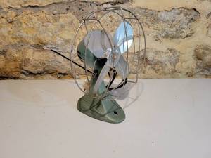 lot 134 image: Small Vintage Electric Fan - Tested and Works