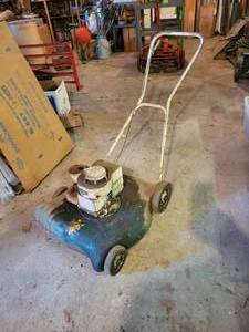 lot 264 image: Vintage APACHE Econ-O-Mow Lawn Mower w 2.5HP Briggs and Stratton Engine - Motor pulls over - NO SHIPPING
