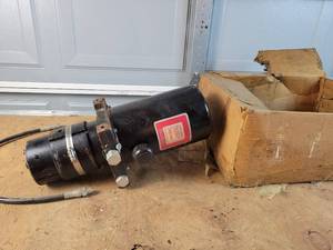 lot 166 image: Stone Hydraulic Industries 12V Hydraulic Pump Assembly - Model DB45005A