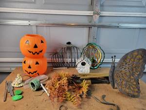 lot 292 image: Lot of Fall Dcor, Wind Chimes and More - NO SHIPPING