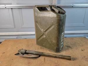 lot 299 image: Vintage US Military Jerry Can and Folding Shovel