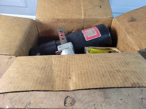 lot 168 image: Stone Hydraulic Industries 12V Hydraulic Pump Assembly - Model DB45105