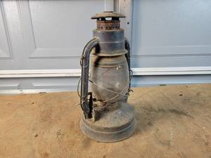 lot 325 image: Antique DIETZ No. 2 D-LITE Lantern - Approx. 14 Tall