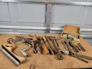 lot 371 image: Large lot of Assorted Antique and Vintage Tools