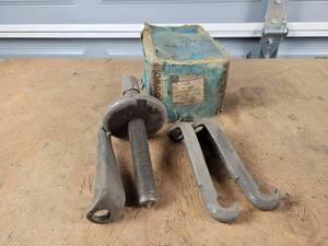 lot 388 image: Vintage CRAFTSMAN Wheel Hub Puller - Model 4664