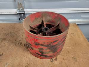 lot 390 image: FORD Tractor cast Iron PTO Pulley