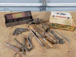 lot 399 image: Antique Truth Tool Co. Mankato, MN Box, Antique Tools, Brass Oilers