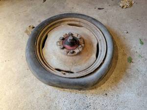 lot 400 image: FORD Tractor Front Rim and Hub Assembly - NO SHIPPING