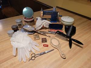 lot 43 image: Vintage KAYANEE Sew Master Sewing Machine, Vintage Ladies Vanity Items