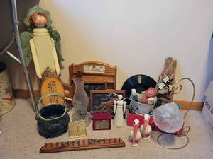 lot 69 image: Lot of Angels, Finger Lamp, and Various Home Dcor - NO SHIPPING
