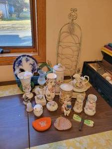 lot 142 image: Lot of Porcelain Home Dcor with Pink Roses & Other Assorted Flowers, Cup and Saucer Displays, Vintage Coin Purses, and MORE NO SHIPPING