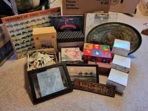 lot 146 image: Lot of Stationery and Home Dcor - NO SHIPPING