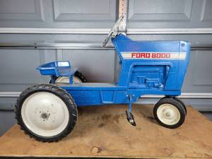 lot 2 image: FORD 8000 Pedal Tractor - ERTL - Model F-68