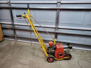 lot 206 image: Vintage McLane Edger - Briggs & Stratton Engine (Pulls Over) - NO SHIPPING