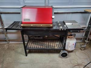 lot 6 image: WEBER Gas Grill w Propane Tank - NO SHIPPING