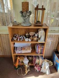 lot 174 image: Small Bookshelf with Home Dcor, Books, Onyx Book Ends, Rubber Stamps, and MORE NO SHIPPING